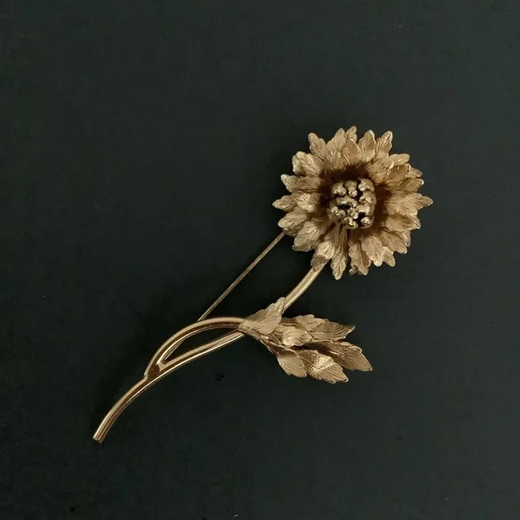 Vintage signed Monet gold tone brooch. - Picture 1 of 7